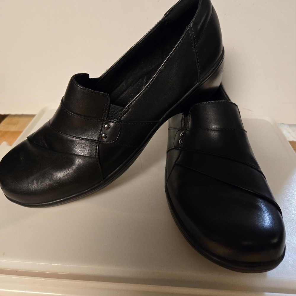 Clarks : Women's Black Leather Slip-On Shoes - Picture 4 of 6